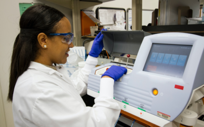 scienziata in laboratorio utilizza macchinario per analisi di un campione di DNA